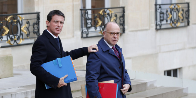 French Prime Minister Manuel Valls (L) and Interior Minister Bernard Cazeneuve leave the weekly cabinet meeting at the Elysee Palace in Paris, France, November 23, 2016. REUTERS/Philippe Wojazer