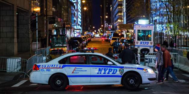 NYPD officers stand guard at one of the corners of Trump Tower while people try to visit stores though the area is closed to foot traffic by police on December 4, 2016 in New York. / AFP / Eduardo Munoz Alvarez (Photo credit should read EDUARDO MUNOZ ALVAREZ/AFP/Getty Images)