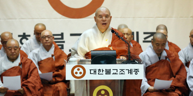 자승 대한불교조계종 총무원장이 6일 오전 서울 종로구 견지동 조계종 총무원청사에서 박근혜 대통령의 퇴진을 촉구하는 호소문을 발표하고 있다.