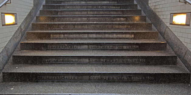 Eine Frau wurde von einem Passanten mit einem Tritt die Treppe hinuntergestoßen
