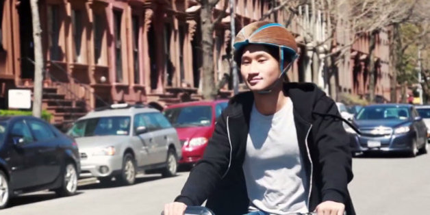 Ce casque de vélo est uniquement fait de carton mais est très résistant