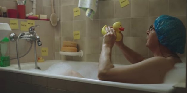Der Opa lernt in einem Weihnachtsspot Englisch