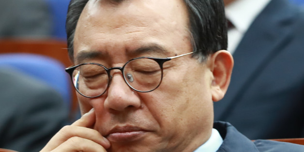 새누리당 이정현 대표가 9일 오전 국회에서 열린 의원총회에서 생각에 잠겨 있다.