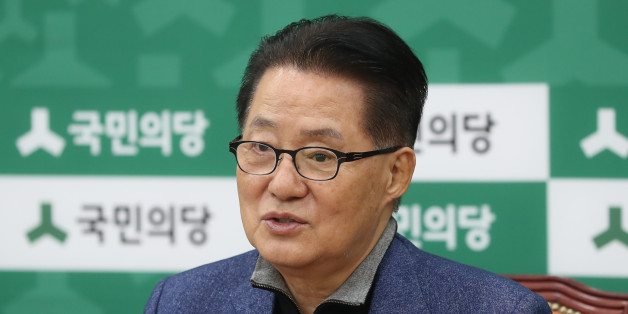 국민의당 박지원 원내대표가 11일 오전 국회에서 기자간담회를 하고 있다.