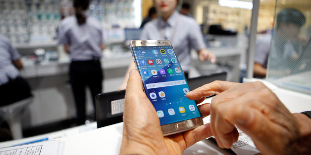 A customer uses his Samsung Electronics' Galaxy Note 7 as he waits for an exchange at company's headquarters in Seoul, South Korea, October 13, 2016. REUTERS/Kim Hong-Ji