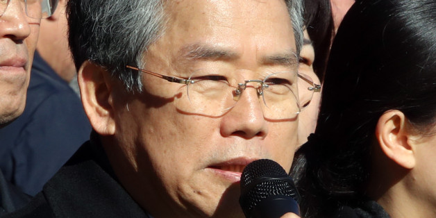 국민의당 김동철 비상대책위원장이 11일 오전 광주 북구 운정동 국립 5·18민주묘지 민주의문 앞에서 박근혜 대통령 탄핵 결과 광주지역 당직자·당원 보고 대회를 열고 있다.