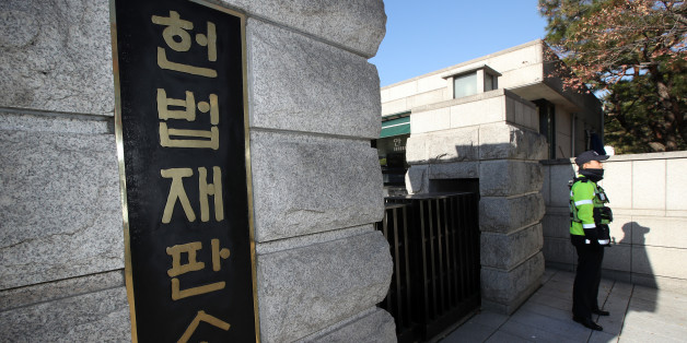 11일 오전 서울 종로구 헌법재판소 앞에서 경찰이 경계 근무를 서고 있다.