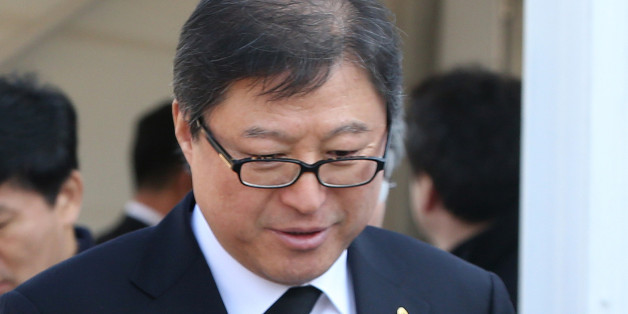 조대환 민정수석이 2015년 3월 세월호 참사 특별조사위원회 부위원장 시절 이석태 위원장(왼쪽)과 경기도 안산시 단원구 세월호 희생자 정부 합동분향소에서 조문하는 모습.