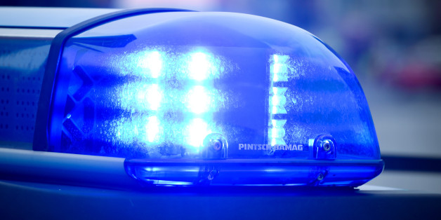 Ein Blaulicht an einem Polizeifahrzeug (Symbolbild)