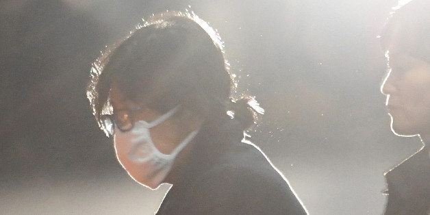 Choi Soon-Sil (L), the woman at the heart of a lurid political scandal engulfing South Korea's President Park Geun-Hye is escorted following her formal arrest, from the Central District Court in Seoul on November 3, 2016. A snowballing political scandal moved closer to embattled South Korean President Park Geun-Hye, with her newly nominated prime minister warning she could face a probe, hours after prosecutors detained a former presidential aide. / AFP / KOREA POOL / KOREA POOL (Photo cre