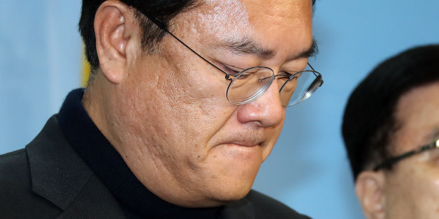 새누리당 정진석 원내대표가 12일 오후 국회 정론관에서 원내지도부 사퇴 기자회견을 하던 중 북받치는 감정에 입술을 깨물고 있다. 오른쪽은 김광림 정책위의장.