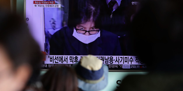 SEOUL, SOUTH KOREA - NOVEMBER 03: South Koreans watchs a television broadcast reporting the political scandal on November 3, 2016 in Seoul, South Korea. The prosecutors were issued an arrest warrant for Choi Soon-sil for allegedly influencing state affairs and embezzling money by taking advantage of her close relationship with President Park Geun-hye. (Photo by Chung Sung-Jun/Getty Images)