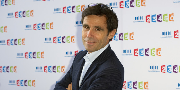 French journalist David Pujadas poses for photographers as he attends a photo call before a news conference at the France Televisions headquarters in Paris September 3, 2010. REUTERS/ Gonzalo Fuentes (FRANCE - Tags: MEDIA BUSINESS)
