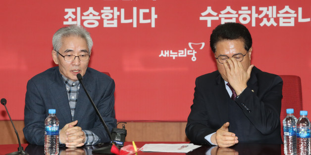 새누리당 이진곤 윤리위원장(왼쪽), 정운천 의원(오른쪽) 등 윤리위원들이 13일 오후 서울 여의도 당사에서 친박계 지도부가 친박 인사들을 윤리위원으로 충원한 데 대해 반발, 전격 사퇴를 선언하는 기자회견을 하고 있다.