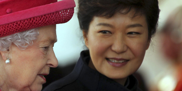 Britain's Queen Elizabeth (L) leads South Korea's President Park Geun-hye during a ceremonial welcome at Horse Guards Parade in London November 5, 2013. The President is on a three day state visit to Britain. REUTERS/Sean Dempsey/pool (BRITAIN - Tags: POLITICS ROYALS ENTERTAINMENT SOCIETY)