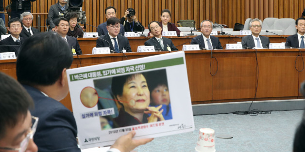 김상만 전 대통령 자문의와 김영재 김영재의원 원장 등 증인들이 14일 오전 국회에서 열린 최순실 국정농단 의혹 진상규명을 위한 국정조사 특위 3차 청문회에서 국민의당 이용주 의원의 박 대통령 필러 시술 의혹에 대한 발언을 듣고 있다. 증인석 앞줄 왼쪽부터 김상만 전 대통령 자문의, 김석균 전 해양경찰청장, 김영재 김영재의원 원장, 김원호 전 대통령경호실 의무실장, 서