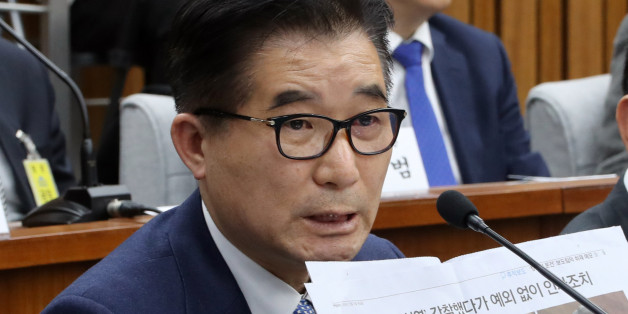 조한규 전 세계일보 사장이 15일 밤 국회에서 열린 '최순실 국조특위' 4차 청문회에서 국민의당 이용주 의원으로부터 남재준 전 국정원장의 사표와 관련한 질문에 세계일보 보도를 보이며 답변하고 있다.