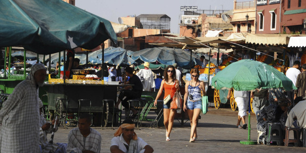 Des touristes sur la place Jemaa el-Fna, Marrakech