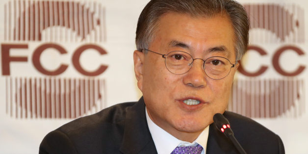 더불어민주당 문재인 전 대표가 15일 오후 서울 중구 프레스센터에서 열린 외신기자클럽 기자간담회에서 취재진의 질문에 답하고 있다.
