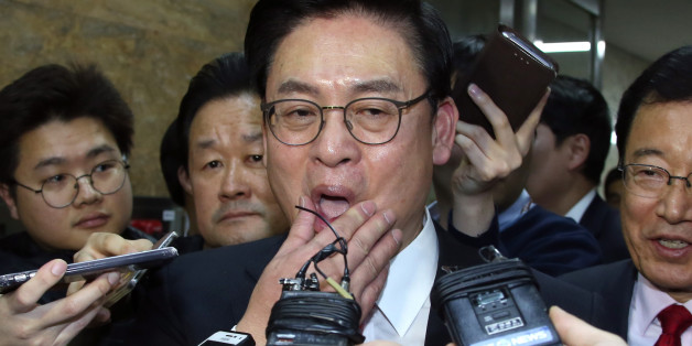 새누리당 신임 정우택 원내대표가 16일 오전 국회에서 의원총회장을 나서며 취재진의 질문세례를 받고 있다.