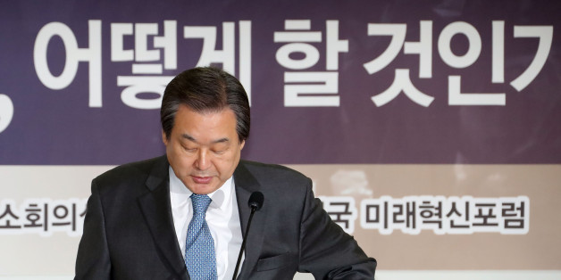 새누리당 김무성 전 대표가 13일 오전 국회 의원회관에서 열린 대한민국 미래혁신포럼의 '제왕적 대통령제 철폐를 위한 개헌, 어떻게 할 것인가!' 세미나에서 축사를 마친 뒤 단상에서 내려오고 있다.