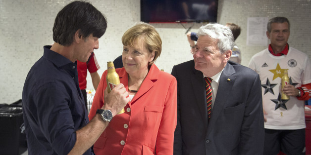 Kein Witz: Für Joachim Löw gibt's bei der Kanzlerin "immer Cordon bleu mit Pommes"
