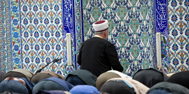 Betende Muslime in einer Moschee in Deutschland. (Symbolbild)