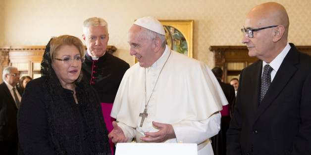 Pope Francis (C) exchanges gifts with President of Malta Marie Louise Coleiro Preca and her husband Edgar during a meeting at the Vatican December 17, 2016. REUTERS/Claudio Peri/Pool