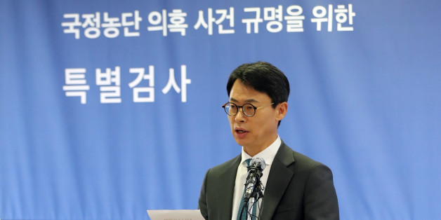 최순실씨 국정농단 의혹 사건을 수사중인 박영수 특검팀의 이규철 대변인(특검보)이 18일 오후 서울 강남구 특검 기자실에서 언론브리핑을 하고 있다.