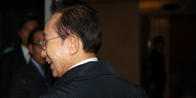 이명박 전 대통령이 13일 오후 미국 로스앤젤레스에서 열리는 제2회 화덕경제포럼에 참석하기 위해 영종도 인천국제공항을 통해 출국하고 있다.