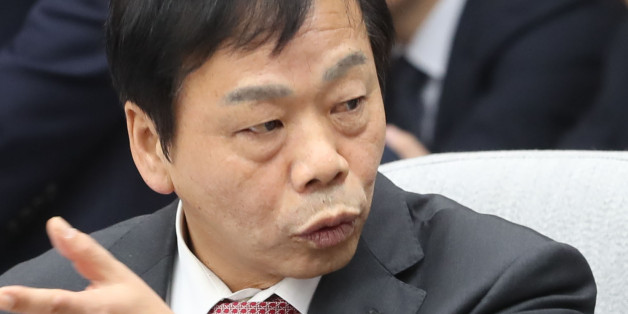 새누리당 이완영 의원이 14일 오전 국회에서 열린 최순실 국정농단 의혹 진상규명을 위한 국정조사 특위 3차 청문회에서 김성태 위원장과 대화하고 있다.