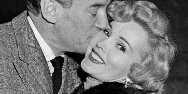 Ihr damaliger Ehemann George Sanders küsste Zsa Zsa Gabor auf diesem Foto von 1953