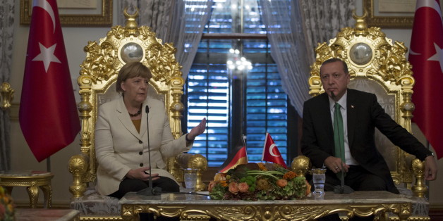 German Chancellor Angela Merkel (L) talks after her meeting with Turkish President Tayyip Erdogan in Istanbul, Turkey, October 18, 2015. Erdogan said on Sunday he had asked Merkel, who is visiting Istanbul, as well as France, Britain and Spain for support on accelerating Turkey's bid for membership of the European Union. REUTERS/Tolga Bozoglu/Pool