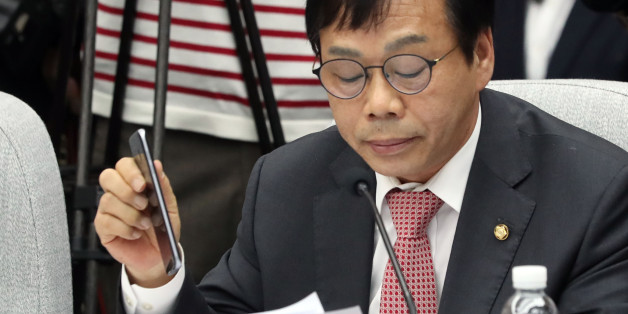 새누리당 이완영 의원이 14일 오전 국회에서 열린 최순실 국정농단 의혹 진상규명을 위한 국정조사 특위 3차 청문회에서 신상발언을 하던 중 휴대전화를 들어 보이고 있다.