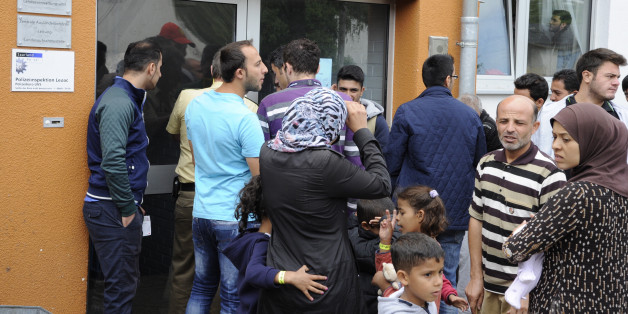 Flüchtlinge vor der Landesaufnahmestelle des Saarlandes