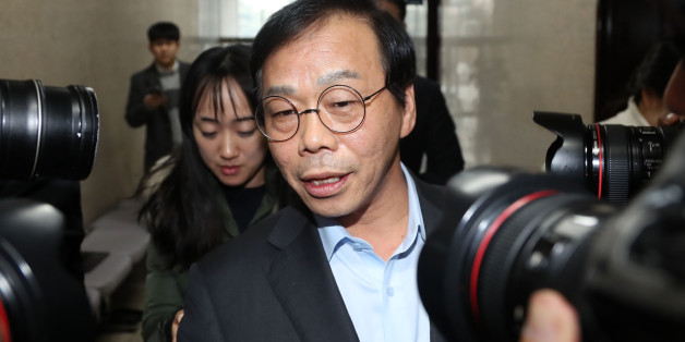 '위증모의' 의혹을 받고 있는 새누리당 이완영 의원이 19일 오후 국회 원내대표실에서 정우택 원내대표와 이만희 의원 등을 면담한 뒤 기자회견을 위해 정론관으로 향하고 있다.