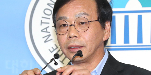 '최순실 국조특위' 청문회 사전모의 및 위증지시 의혹을 받는 새누리당 이완영 의원이 19일 오후 국회 정론관에서 기자회견을 열고 있다.