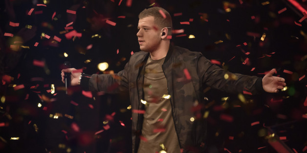 Tay Schmedtmann feiert seinen Sieg bei "The Voice of Germany" am Sonntag