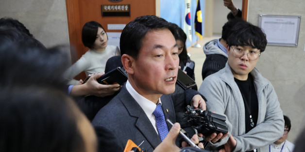 새누리당 비주류 황영철 의원이 20일 오후 국회 정론관에서 비주류 모임 결과를 밝히며 "탈당 구체화 위한 실행에 돌입한다"고 밝히고 있다.