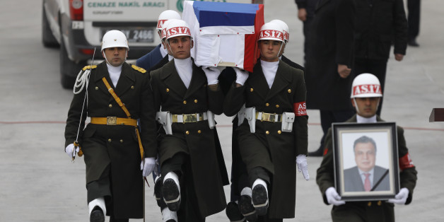 Flag-wrapped coffin of late Russian Ambassador to Turkey Andrei Karlov is carried to a plane during a ceremony at Esenboga airport in Ankara, Turkey, December 20, 2016. Reuters/Umit Bektas TPX IMAGES OF THE DAY