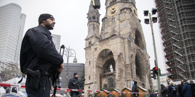 Polizisten sichern den Tatort an der Berliner Gedächtniskirche
