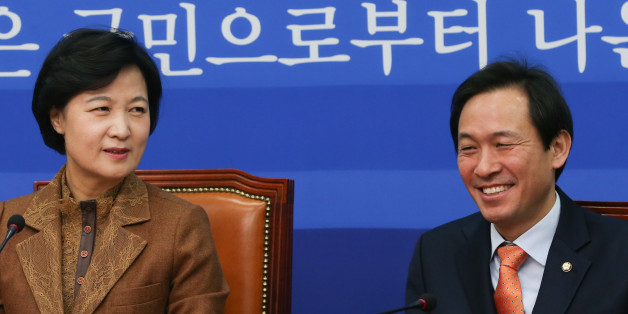추미애 더불어민주당 대표와 우상호 원내대표가 14일 서울 여의도 국회에서 열린 최고위원회의에서 대화를 나누고 있다.