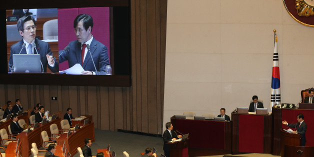 하태경 새누리당 의원과 황교안 대통령 권한대행이 21일 서울 여의도 국회에서 열린 비경제 분야 대정부질문에서 서로 삿대질을 하며 언쟁을 벌이고 있다.