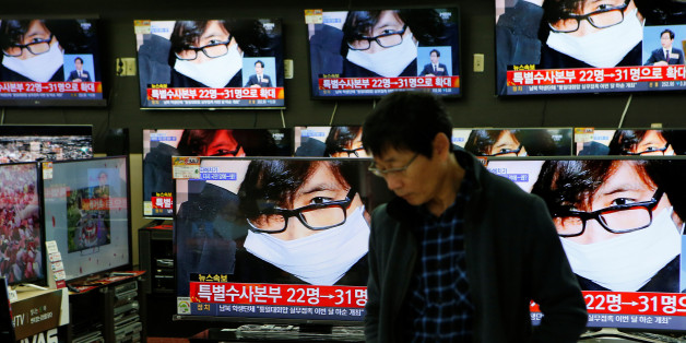 An employee watches TV sets broadcasting a news report on Choi Soon-sil, a long-time friend of South Korean President Park Geun-hye, in Seoul, South Korea, November 4, 2016. REUTERS/Kim Hong-Ji