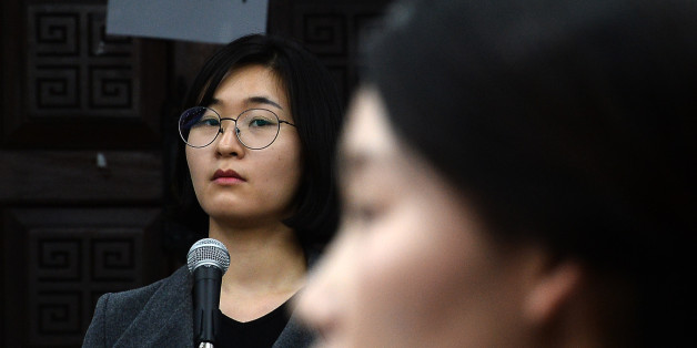 22일 오후 서울 여의도 국회에서 열린 '박근혜 정부의 최순실 등 민간인에 의한 국정농단 의혹 사건 진상 규명을 위한 국회 국정조사특별위원회' 제5차 청문회에서 조여옥 전 청와대 간호장교와 동행한 국군수도병원 이슬비 대위가 조 대위의 답변 모습을 바라보고 있다.
