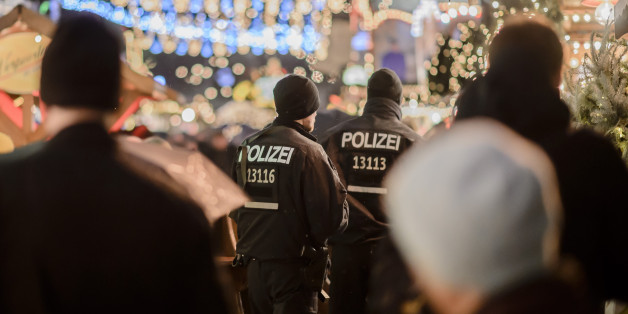 Polizisten am Donnerstag auf dem wiedereröffneten Weihnachtsmarkt am Breitscheidplatz