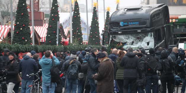 Der Lkw, mit dem der Anschlag ausgeführt wurde, wird abtransportiert - die Medien schauen zu