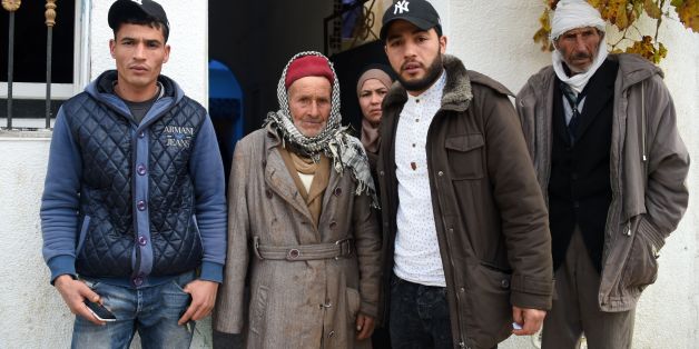 Die Familie von Anis Amri vor ihrem Haus in Oueslatia, Tunesien