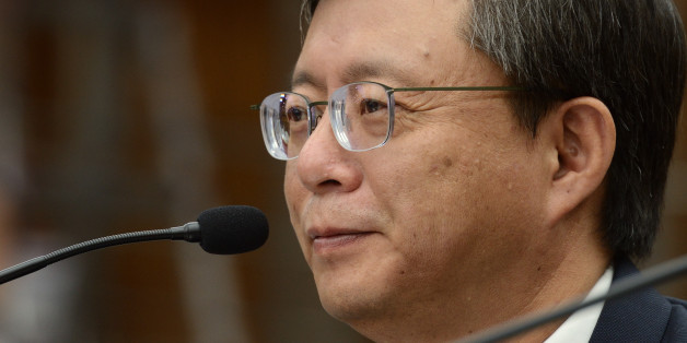 우병우 전 청와대 민정수석이 22일 서울 여의도 국회에서 열린 '박근혜 정부의 최순실 등 민간인에 의한 국정농단 의혹사건 진상규명을 위한 국정조사특별위원회' 5차 청문회에 증인으로 출석해 답변 중 웃음을 짓고 있다.