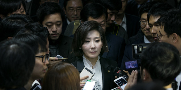 나경원 새누리당 의원이 16일 서울 여의도 국회에서 열린 새누리당 원내대표 경선 의원총회를 마치고 의총장을 나서며 취재진의 질문을 받고 있다.